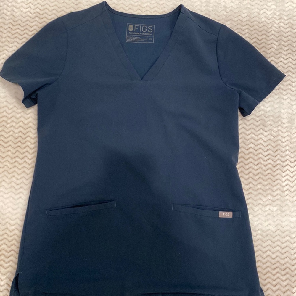 Figs to pocket scrub top, in the color of dark Harbor